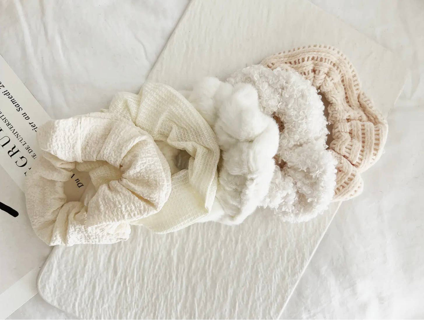 VELVET SOFT SCRUNCHIES SET - GABI: ONE SIZE / IVORY