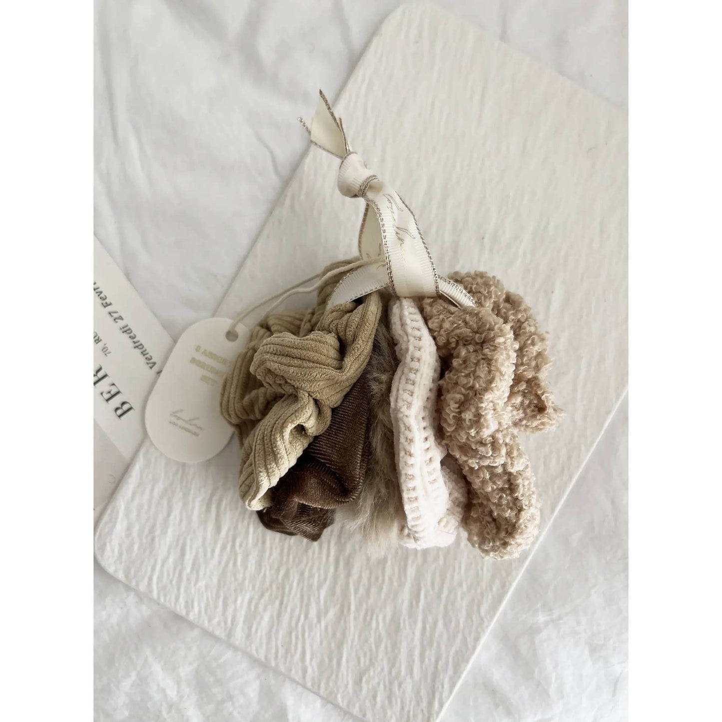 VELVET SOFT SCRUNCHIES SET - GABI: ONE SIZE / IVORY